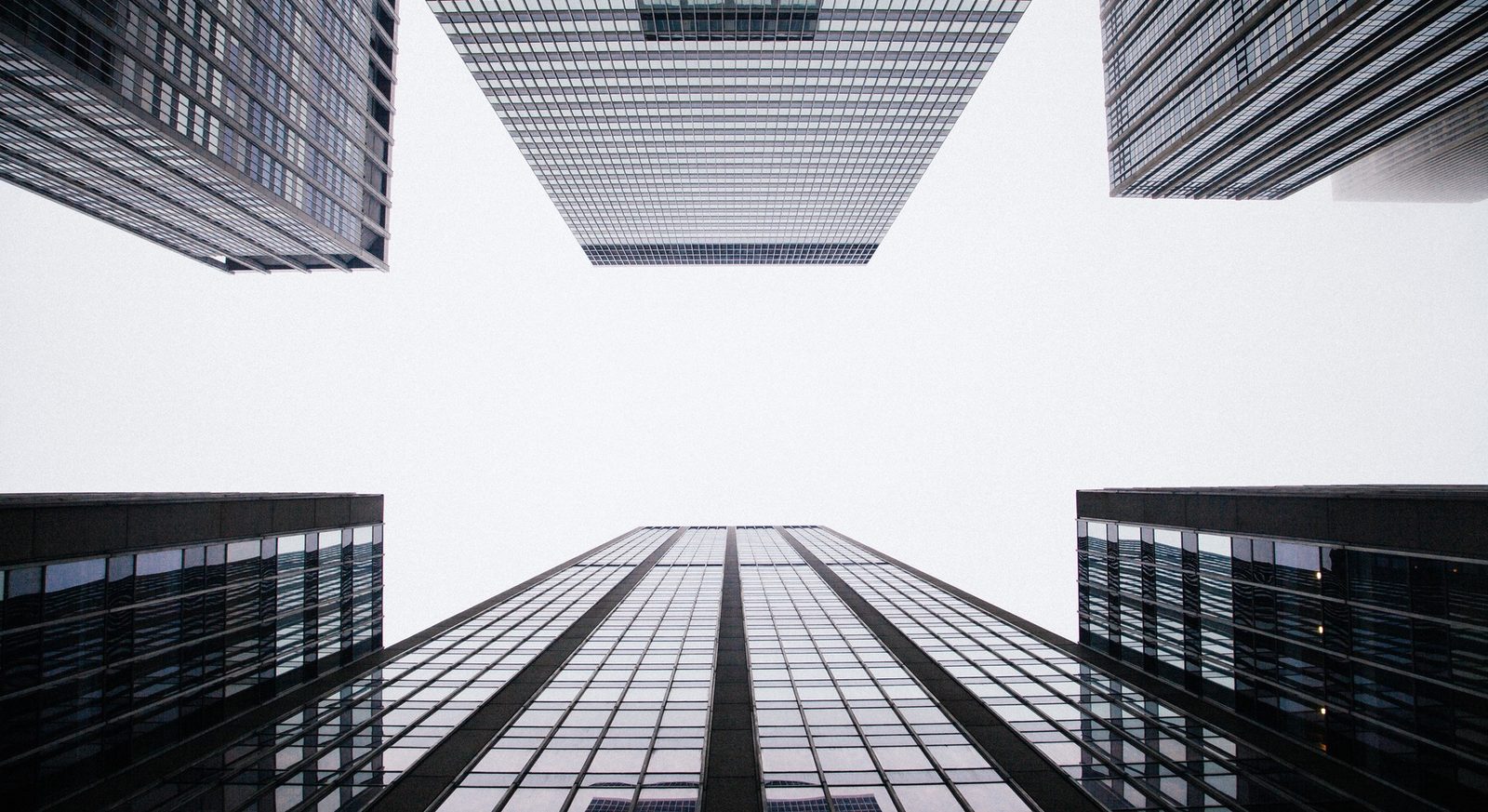 Edifícios vistos de baixo, fotografia institucional da AssetControl